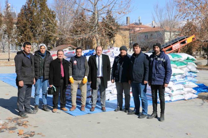 Erzincan’dan Malatya’da Ki Hayvan Üreticilerine Yem Desteği