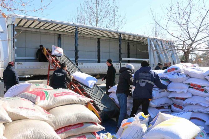 Erzincan’dan Malatya’da Ki Hayvan Üreticilerine Yem Desteği