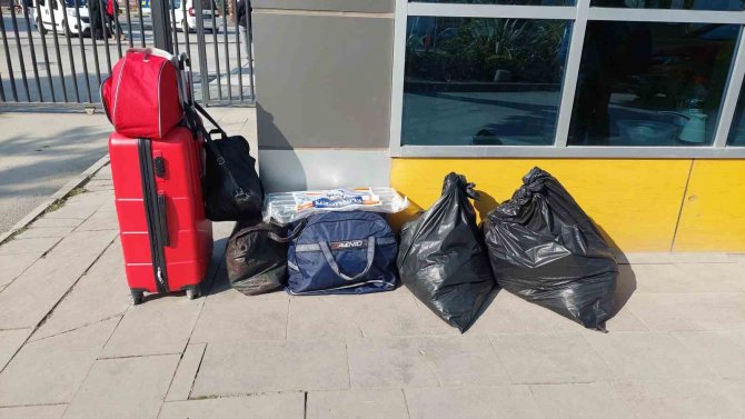 İ̇stanbul’da Öğrenciler Yurtları Boşaltmaya Devam Ediyor