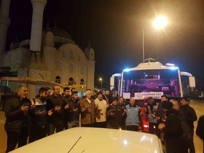 Gazipaşa İ̇lçe Müftüsü Ve 10 Din Görevlisi Deprem Bölgesinde