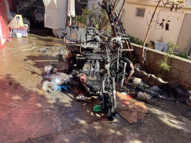 Gazipaşa’da Yanan Elektrikli Motosikletler Küle Döndü