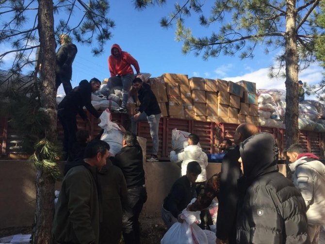 Gediz Kaymakamlığı’ndan Depremzedelere 4 Tır İnsani Yardım Malzemesi