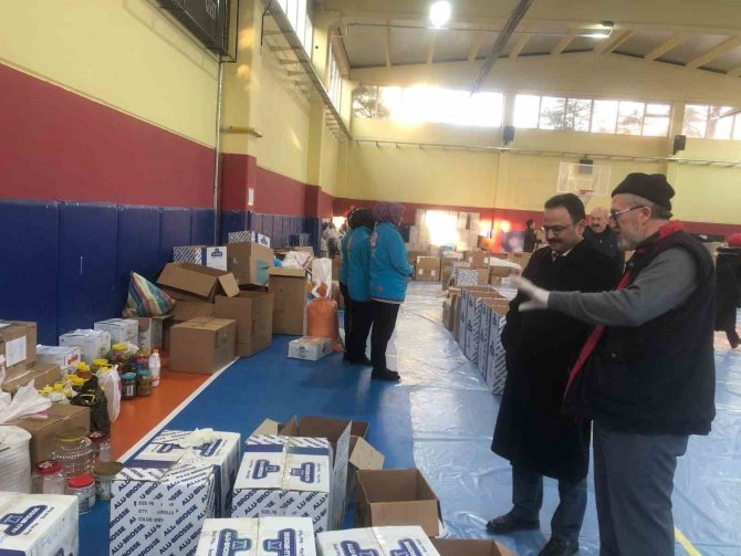 Gediz Kaymakamlığı’ndan Depremzedelere 4 Tır İnsani Yardım Malzemesi