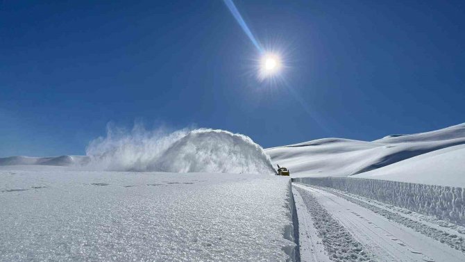 Hakkari’de Karla Mücadele Çalışması Devam Ediyor