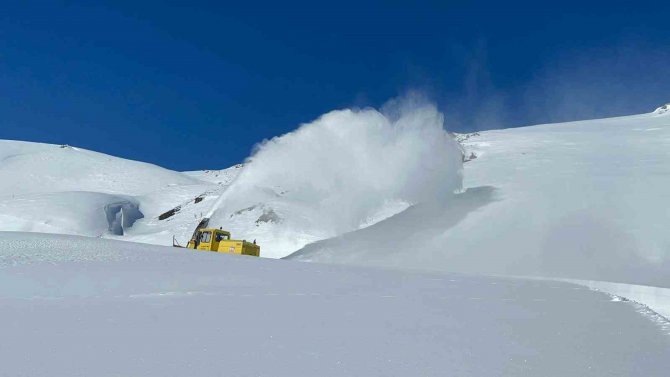 Hakkari’de Karla Mücadele Çalışması Devam Ediyor