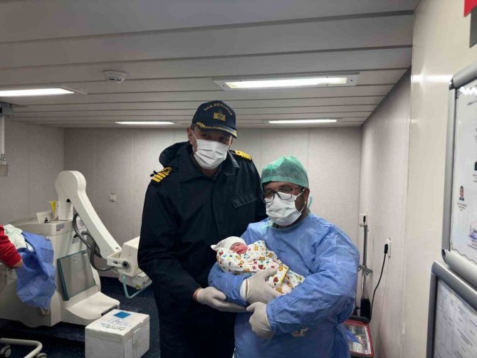 Depremzede Kadının Bebeği, Tcg Bayraktar’da Dünyaya Geldi