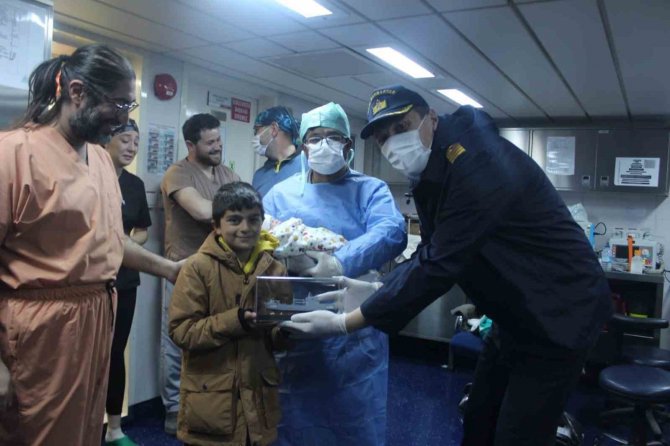 Depremzede Kadının Bebeği, Tcg Bayraktar’da Dünyaya Geldi