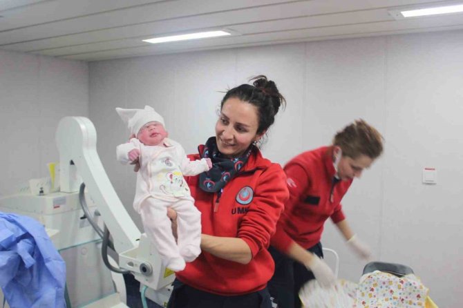 Depremzede Kadının Bebeği, Tcg Bayraktar’da Dünyaya Geldi