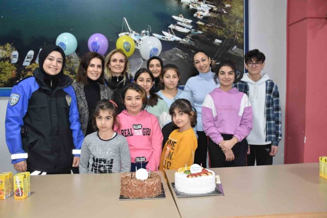 Depremzede Gümüş’e Polislerden Doğum Günü Sürprizi