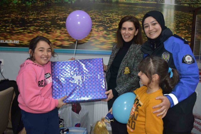 Depremzede Gümüş’e Polislerden Doğum Günü Sürprizi