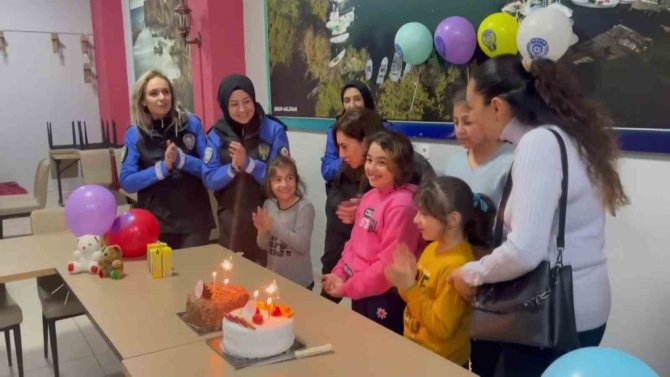 Depremzede Gümüş’e Polislerden Doğum Günü Sürprizi