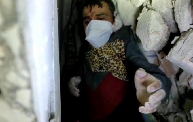 Umudun Adı Hatay Oldu, Baba İle Kızı Enkaz Altından Ekiplere El Salladı