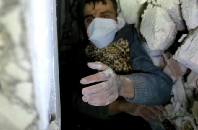 Umudun Adı Hatay Oldu, Baba İle Kızı Enkaz Altından Ekiplere El Salladı
