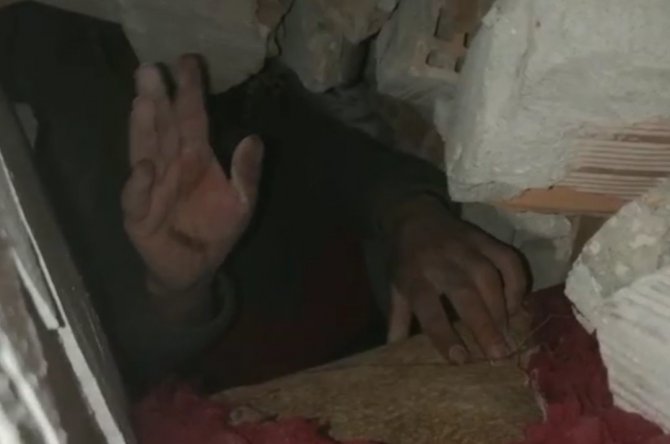 Umudun Adı Hatay Oldu, Baba İle Kızı Enkaz Altından Ekiplere El Salladı