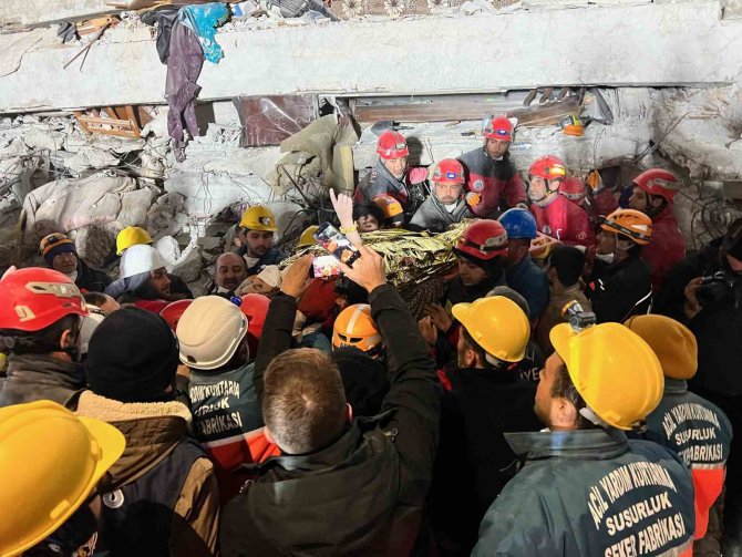 Fatma Enkazdan 209. Saatte Çıkarıldı, Parmağını Kaldırıp Kelime-i Şehadet Getirdi