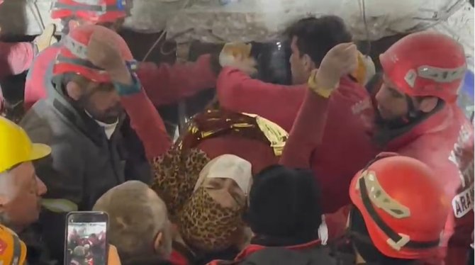 Fatma Enkazdan 209. Saatte Çıkarıldı, Parmağını Kaldırıp Kelime-i Şehadet Getirdi