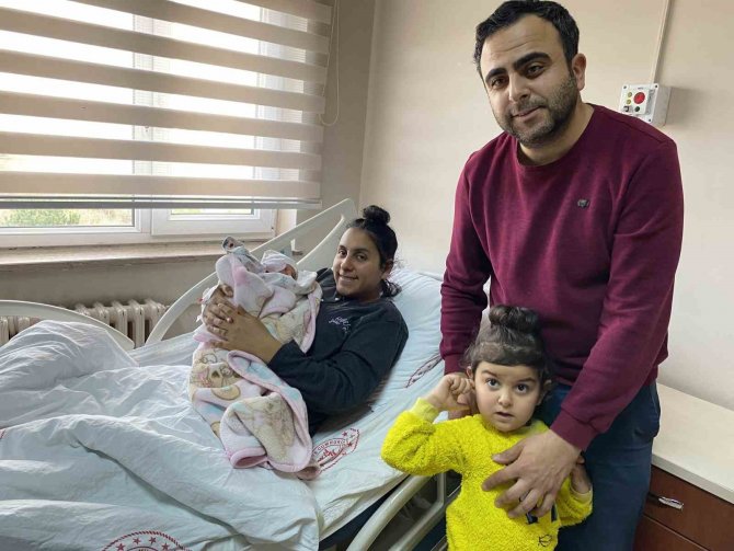 Depremzede Çift Anne Baba Olmanın Sevinciyle Teselli Buldu