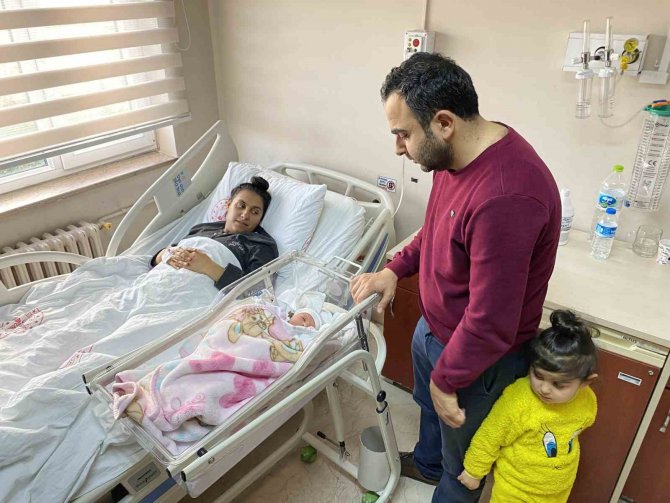 Depremzede Çift Anne Baba Olmanın Sevinciyle Teselli Buldu