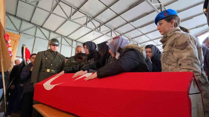 Depremde Hayatını Kaybeden Asteğmen Köseoğlu Memleketinde Gözyaşlarıyla Uğurlandı