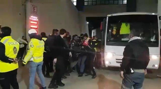 İ̇skenderun’da Hırsızlık Ve Yağma Suçu Şüphelilerine Saldırı