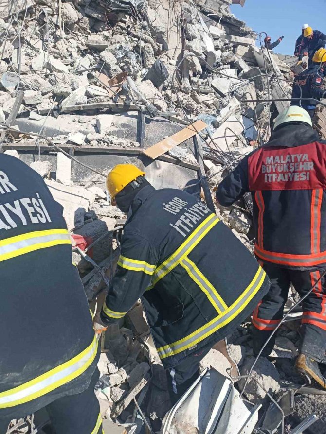 Iğdır İtfaiyesi Deprem Bölgesinde Çalışmalarına Devam Ediyor