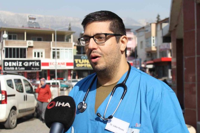 İ̇srailli Hekim, Enkazdan Çıkarılan İki Kardeşi Hayata Döndürdüğü Anları Mutluluk İçinde Anlattı