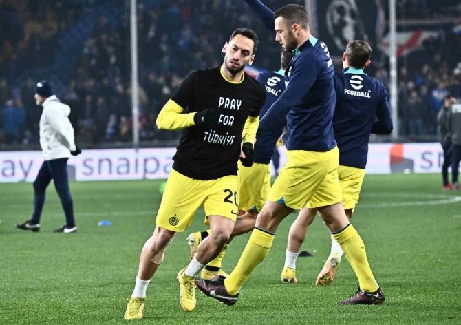 Hakan Çalhanoğlu, ’Türkiye İçin Dua Et’ Yazılı Tişörtle Isınmaya Çıktı