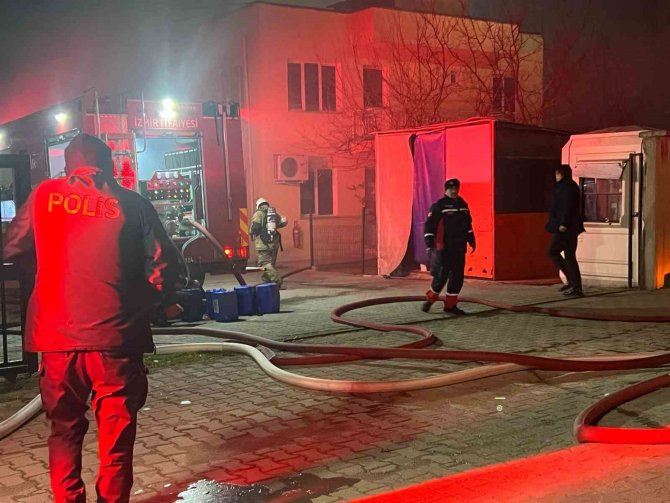 İ̇zmir’de Kauçuk Fabrikasında Korkutan Yangın
