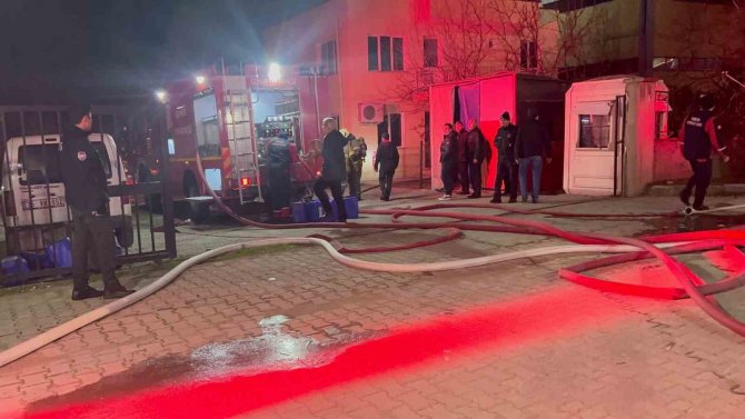 İ̇zmir’de Kauçuk Fabrikasında Korkutan Yangın