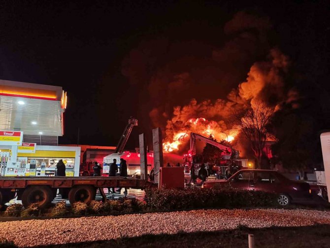 İ̇zmir’de Lastik Bayisindeki Yangına Müdahale Sürüyor