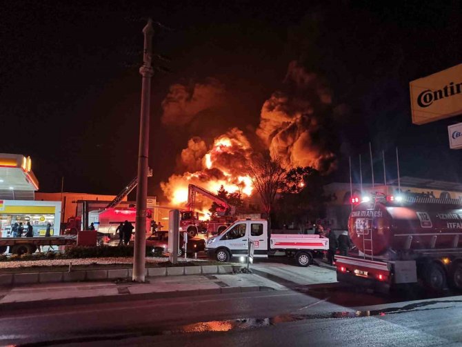 İ̇zmir’de Lastik Bayisindeki Yangına Müdahale Sürüyor