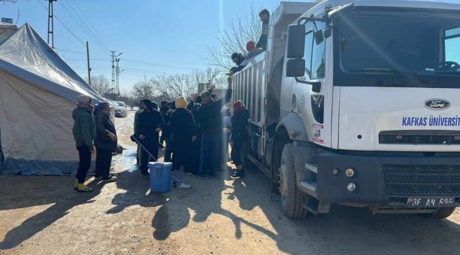 Kafkas Üniversitesi Deprem Bölgesinde Yardımlarını Sürdürüyor