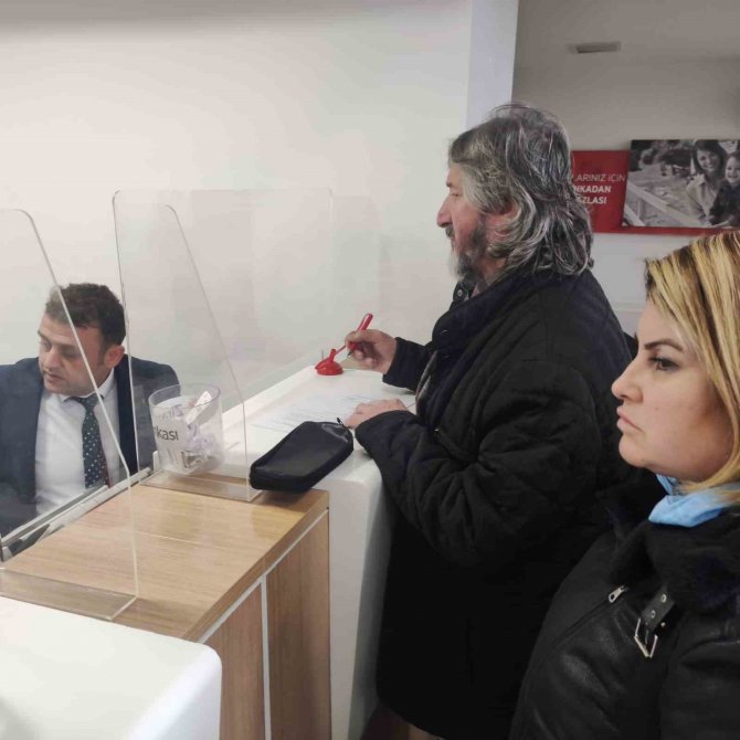 Zonguldak’ta Gazeteciler Depremzedelere Nakdi Yardımda Bulundu