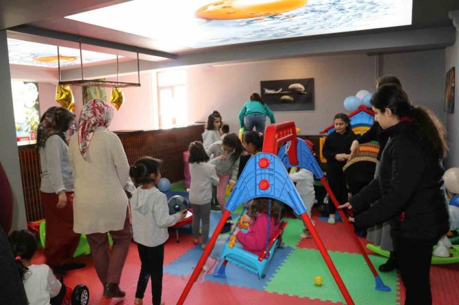 Depremzede Asmin’e Doğum Günü Sürprizi