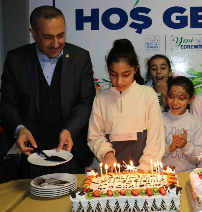 Depremzede Asmin’e Doğum Günü Sürprizi
