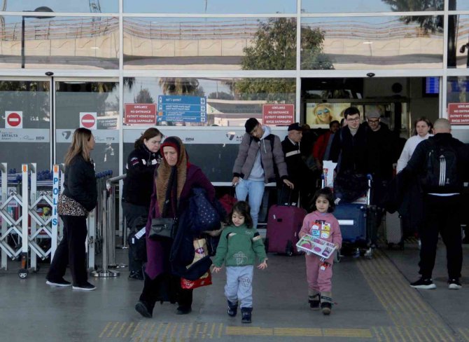 Antalya Depremzedeleri Ağırlamaya Devam Ediyor