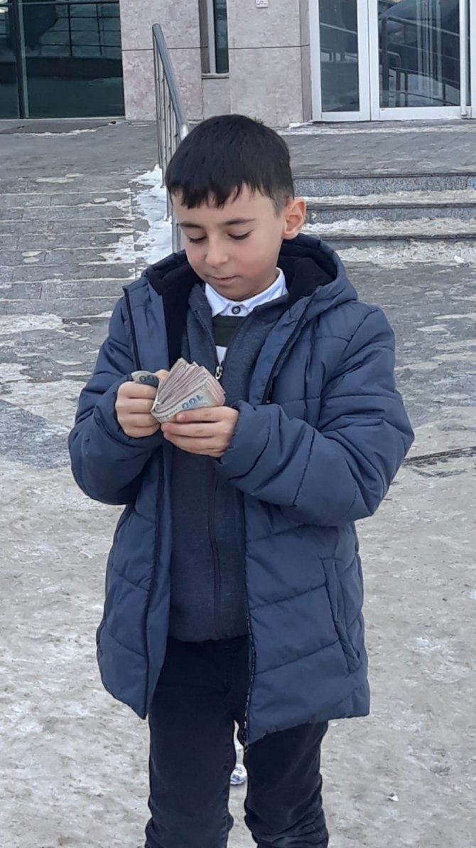 Kendi Küçük Yüreği Büyük