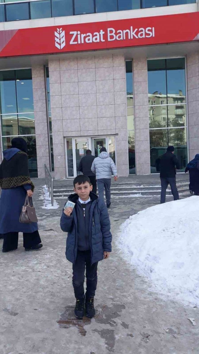 Kendi Küçük Yüreği Büyük