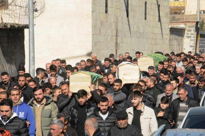 Deprem Enkazında Can Veren Mimar Ve Ailesi Cizre’de Yan Yana Defnedildi
