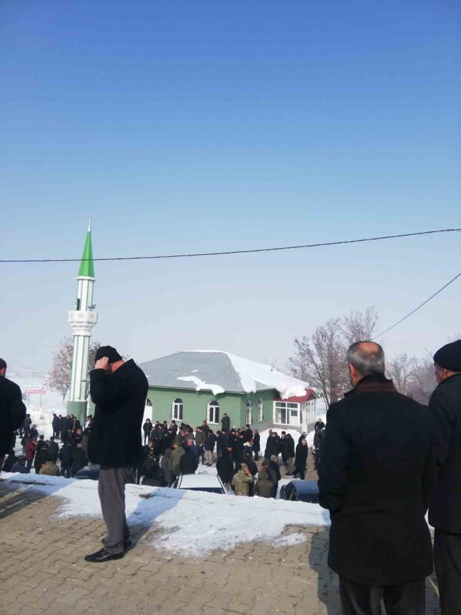 Enkazda Kalan 7 Çocuk Babası Bitlis’te Son Yolculuğuna Uğurlandı