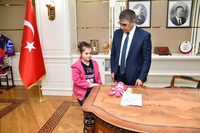 Biriktirdiği Paraları Ve Oyuncaklarını Deprem Bölgesine Gönderdi