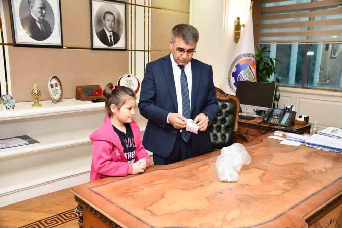 Biriktirdiği Paraları Ve Oyuncaklarını Deprem Bölgesine Gönderdi