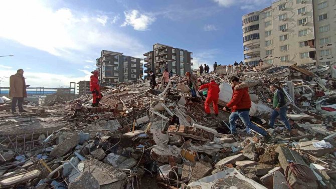 Giresun Akut Ekibi 8 Günde 12 Kişiyi Enkazdan Sağ Çıkardı