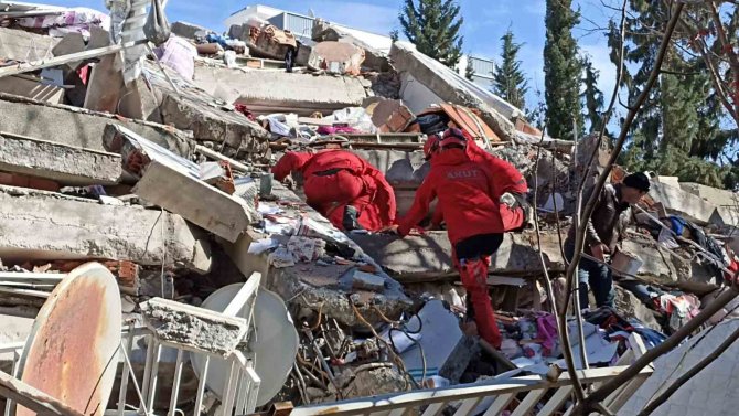 Giresun Akut Ekibi 8 Günde 12 Kişiyi Enkazdan Sağ Çıkardı