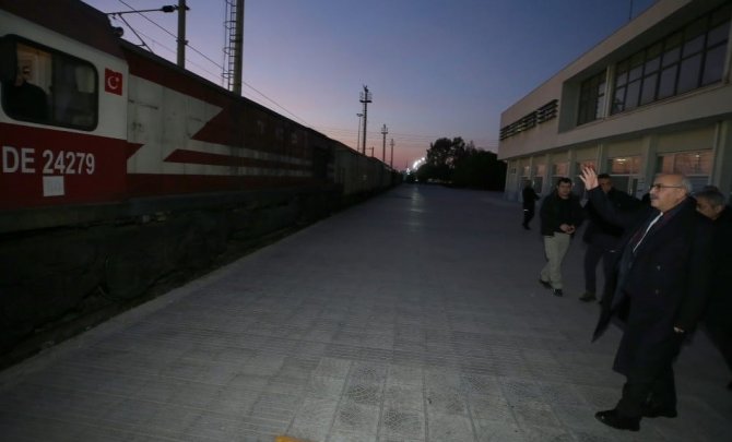 İ̇zmir’den 18 Vagon Dolusu İnsani Yardım Treni Yola Çıktı