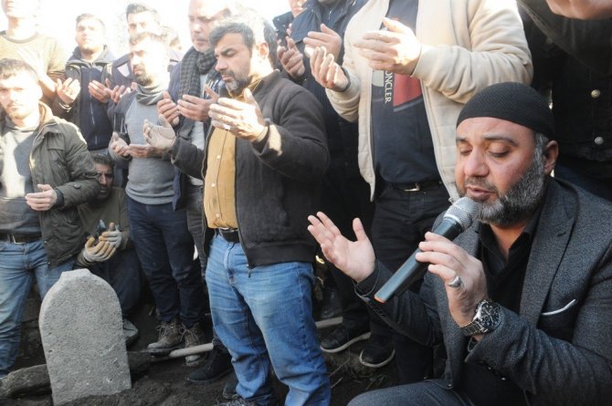 Deprem Enkazında Can Veren Mimar Ve Ailesi Cizre’de Yan Yana Defnedildi