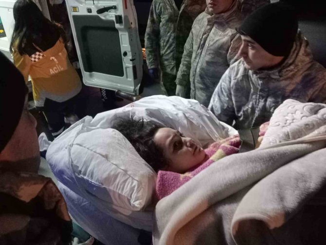 Adana’daki Yaralı 49 Depremzede Ve 25 Refakatçi Türk Silahlı Kuvvetleri’ne Ait Uçakla İ̇stanbul’a Getirildi