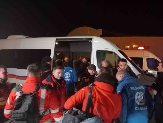 Adıyaman’daki Deprem Bölgesinde Çalışan İ̇spanyol Ekip Türk Silahlı Kuvvetleri’ne Ait Uçakla İ̇stanbul’a Getirildi