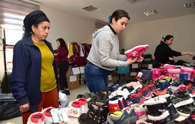 Altın Yıllar Yaşam Merkezinde Depremzedeler İçin Butik-market Oluşturuldu