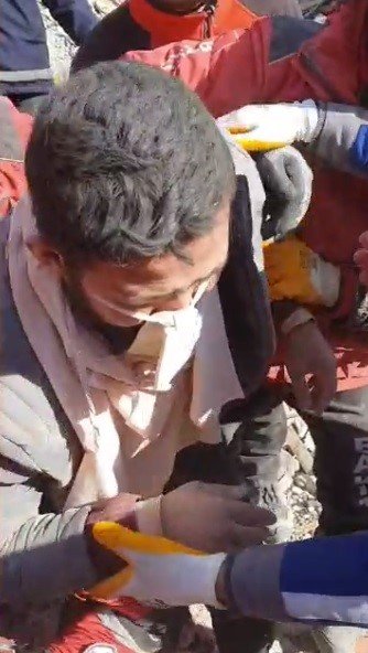 203 Saat Sonra 7 Katlı Bina Enkazının En Dibinden Sağ Çıktılar